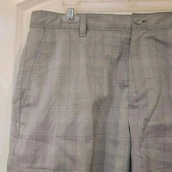 Greg Norman Men's Gray Plaid Poly/Spandex Flat Front Golf Shorts EUC - Picture 3 of 11